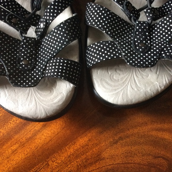 Shoes - Picture 3 of 8